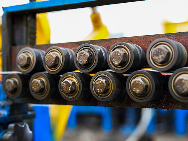 Industrial blue-yellow wire rope production equipment driving efficient steel wire rope manufacturing